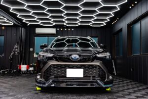 【埼玉県鴻巣市】トヨタカローラクロスにスタンダード洗車×スケール除去｜青空駐車の水シミ、諦めないで