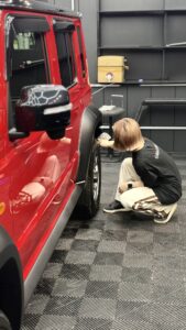 【埼玉県美里町】スズキ ジムニーノマド 1周年記念GYEONセラミックコーティング・全面窓ガラス撥水・未塗装樹脂コーティング施工｜GARACORT BASE